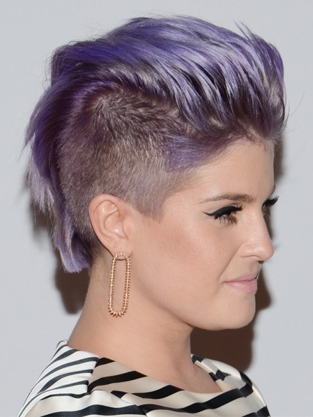 fryzury krótkie z wygolonymi bokami, fioletowe włosy zaczesane do góry, uczesanie damskie zdjęcie numer 168